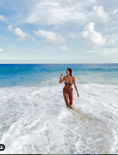 Mẫu 9x Devin Brugman khoe dáng nảy nở gợi cảm với áo tắm ảnh 1