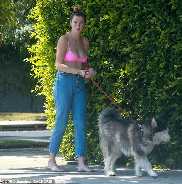 Ireland Baldwin mặc áo tắm bé xíu tôn ngực 'bốc lửa' ảnh 6