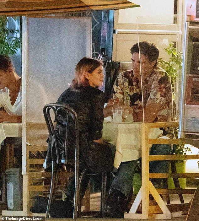 Con gái siêu mẫu của Cindy Crawford công khai tay trong tay bên tài tử Jacob Elordi ảnh 5