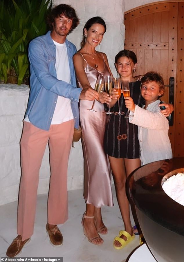 Cựu 'thiên thần nội y' Alessandra Ambrosio trình diễn áo tắm trên bãi biển ảnh 10