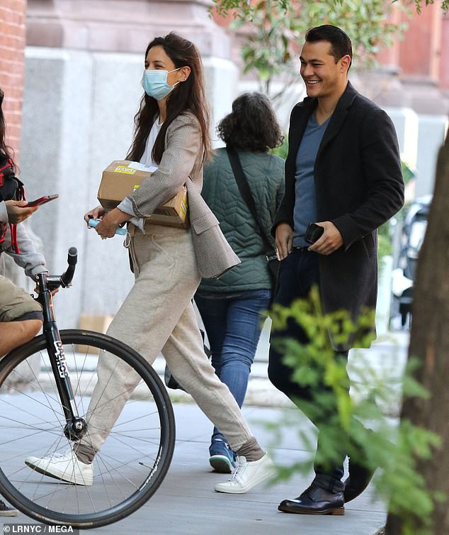 Katie Holmes trẻ trung như gái đôi mươi, sánh đôi bồ trẻ kém 9 tuổi trên phố ảnh 4