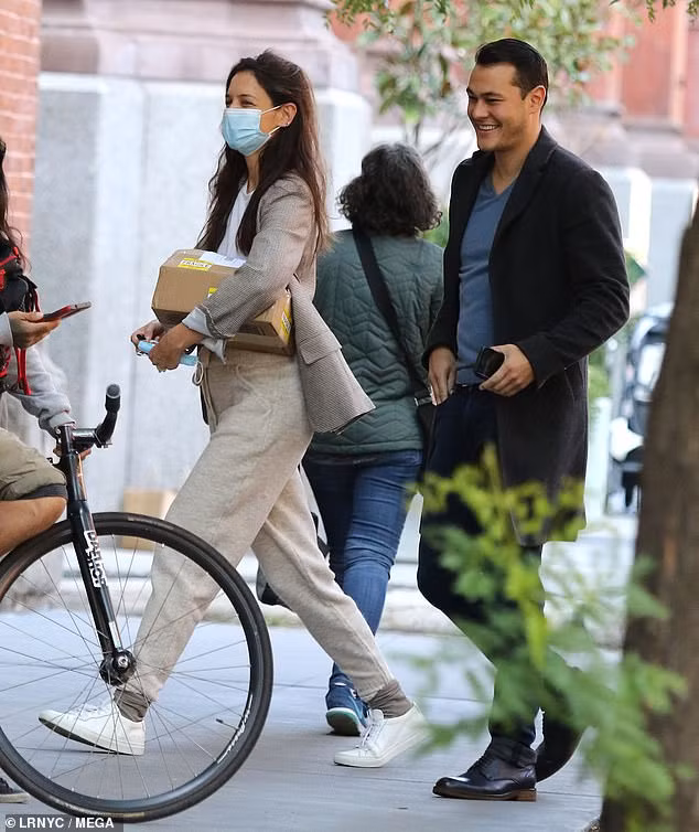Katie Holmes trẻ trung như gái đôi mươi, sánh đôi bồ trẻ kém 9 tuổi trên phố ảnh 4