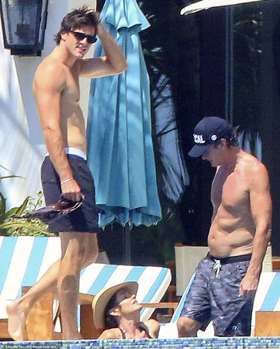 Kaia Gerber mặc bikini nhỏ xíu, lần đầu đi biển cùng người yêu tài tử ảnh 7