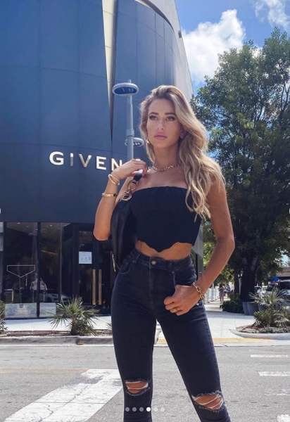 Cindy Prado mặc áo quây cắt xẻ ngực cực nóng bỏng ảnh 7