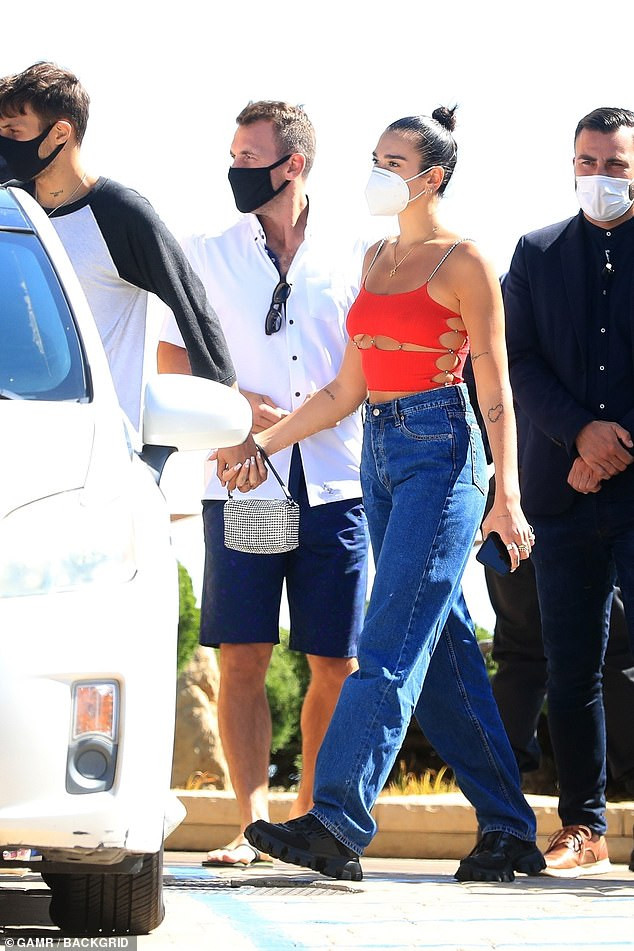 Dua Lipa mặc áo khoét xẻ lộ chân ngực nóng bỏng ảnh 1