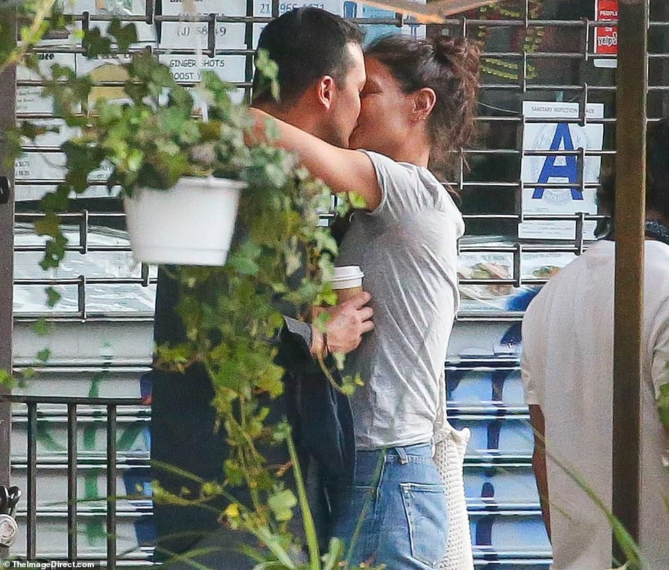 Katie Holmes hôn say đắm bồ trẻ, dường như chưa hạnh phúc như thế sau ly hôn Tom Cruise ảnh 1