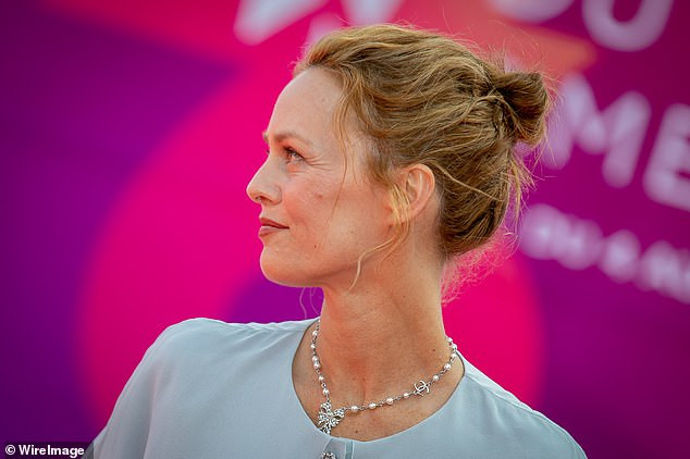 Người tình 14 năm không cưới của 'cướp biển' Johnny Depp khoe sắc vóc ở tuổi 48 ảnh 4