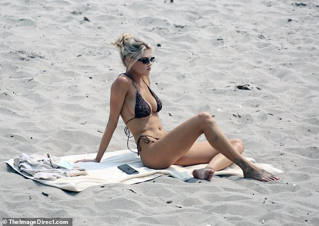 'Bom gợi cảm' Charlotte McKinney nuột nà mê đắm ở biển ảnh 1