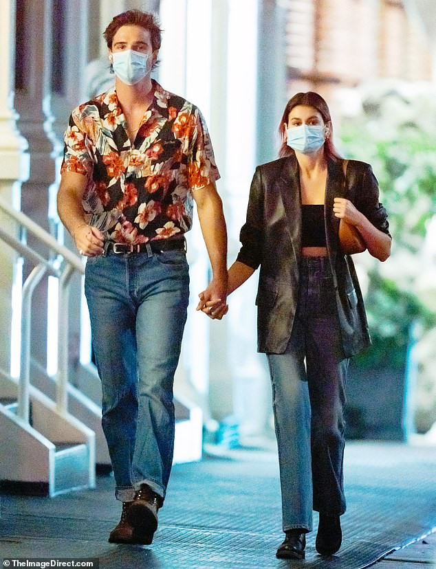 Con gái siêu mẫu của Cindy Crawford công khai tay trong tay bên tài tử Jacob Elordi ảnh 1