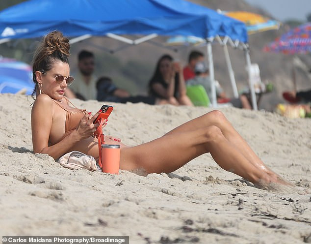 Cựu 'thiên thần nội y' Alessandra Ambrosio quá đẹp và quyến rũ ở biển ảnh 2