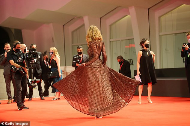 Diễn viên Isabel May mặc xẻ sâu diện mốt ngực trần lên thảm đỏ ảnh 6