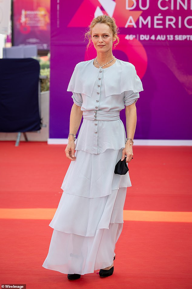 Người tình 14 năm không cưới của 'cướp biển' Johnny Depp khoe sắc vóc ở tuổi 48 ảnh 1