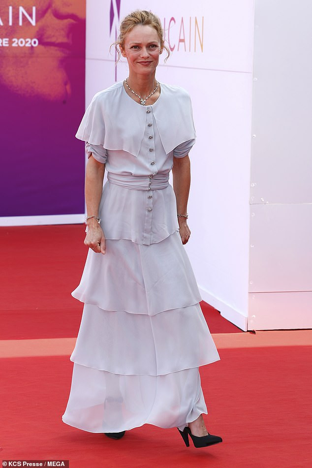 Người tình 14 năm không cưới của 'cướp biển' Johnny Depp khoe sắc vóc ở tuổi 48 ảnh 3