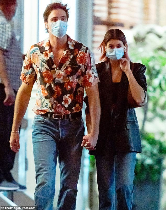 Con gái siêu mẫu của Cindy Crawford công khai tay trong tay bên tài tử Jacob Elordi ảnh 4