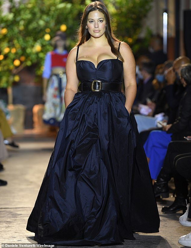 Siêu mẫu ngoại cỡ Ashley Graham mặc váy tôn ngực đầy sải bước catwalk ảnh 1