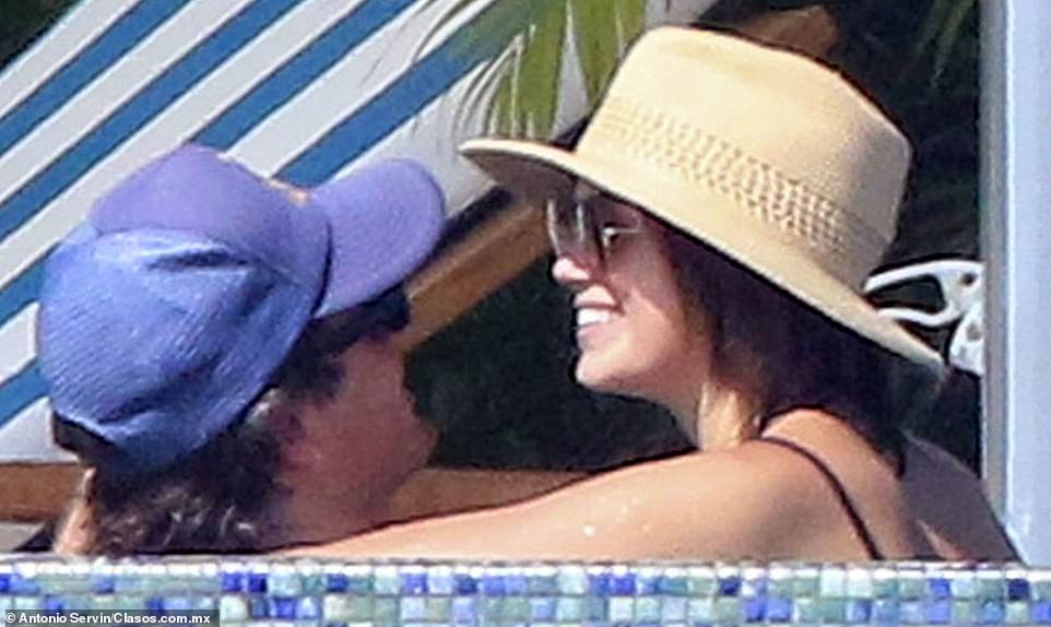 Kaia Gerber mặc bikini nhỏ xíu, lần đầu đi biển cùng người yêu tài tử ảnh 6