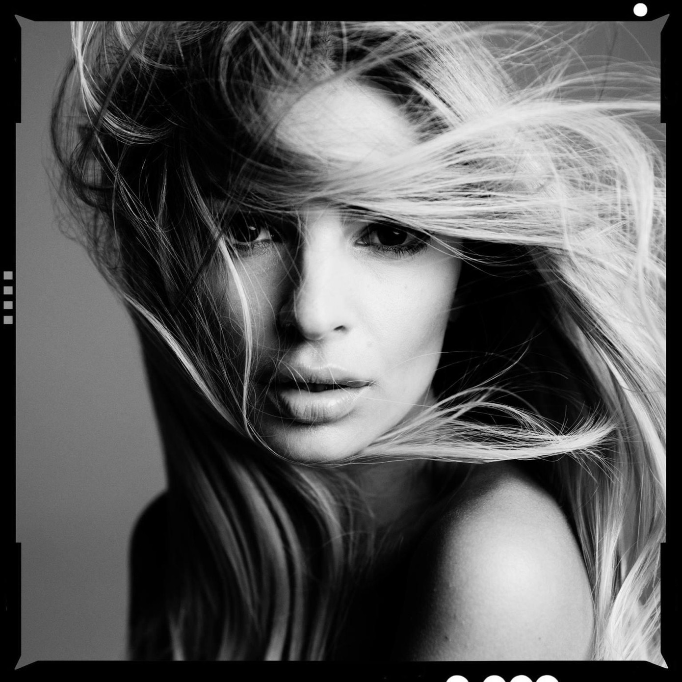 Emily Ratajkowski dùng tay che ngực trần trên tap chí, sexy đầy hoang dại ảnh 4