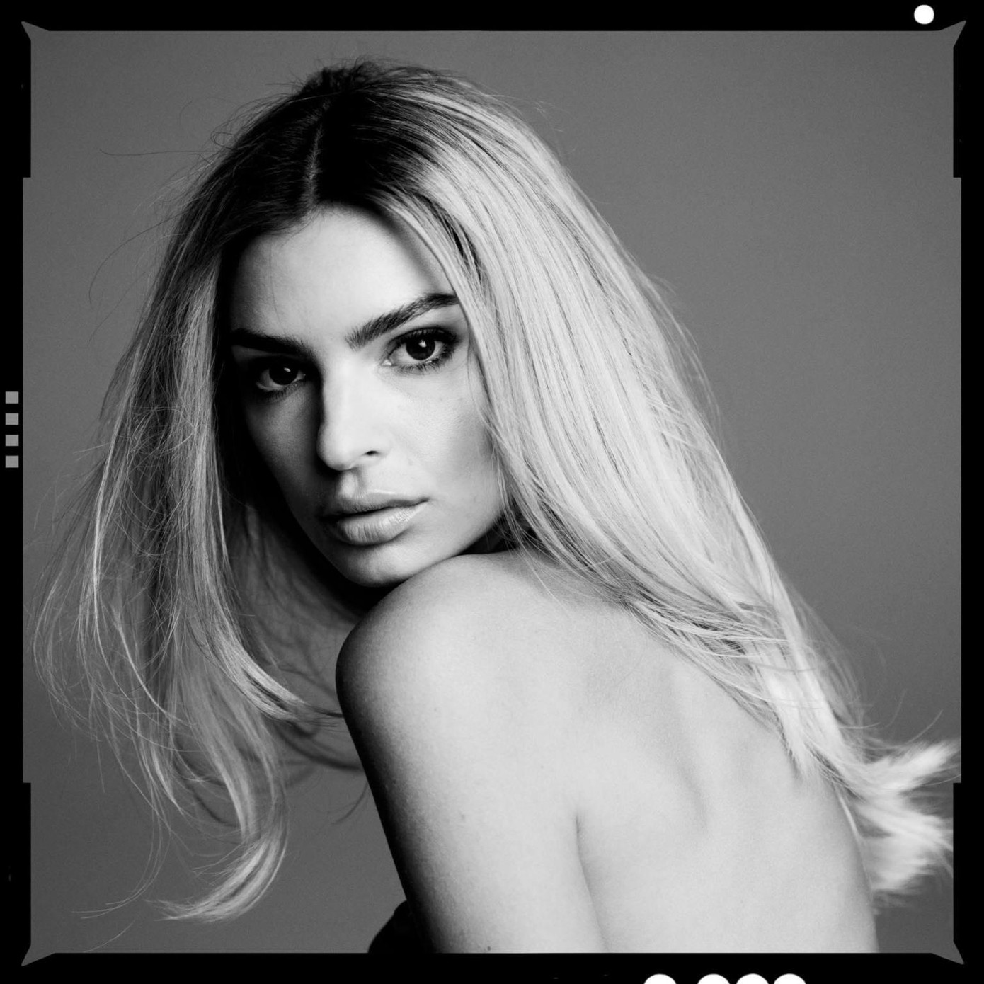 Emily Ratajkowski dùng tay che ngực trần trên tap chí, sexy đầy hoang dại ảnh 5