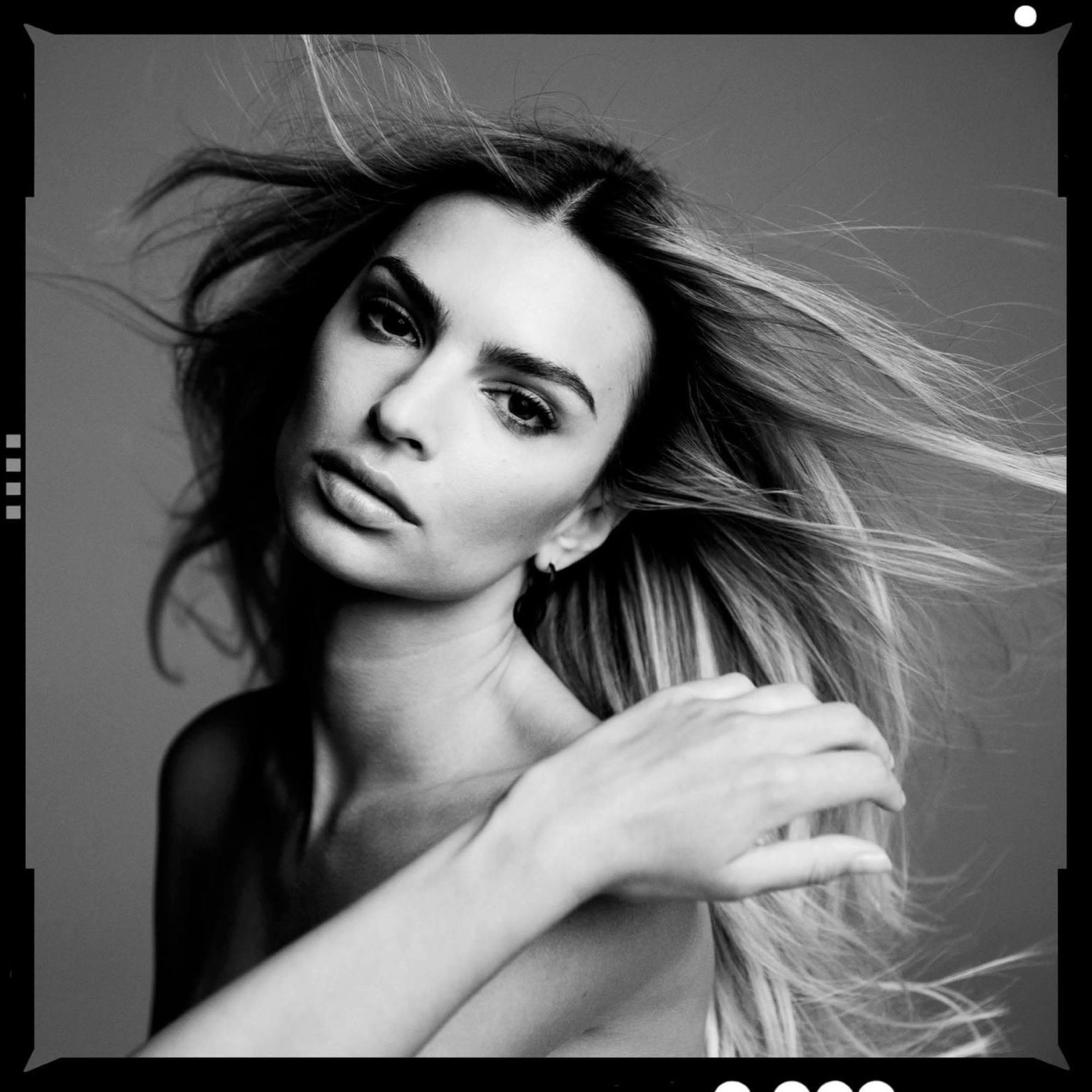 Emily Ratajkowski dùng tay che ngực trần trên tap chí, sexy đầy hoang dại ảnh 6