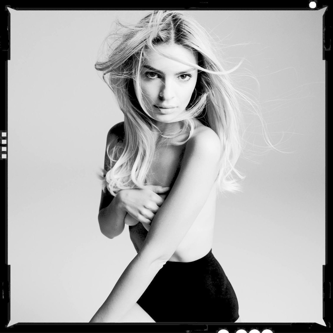 Emily Ratajkowski dùng tay che ngực trần trên tap chí, sexy đầy hoang dại ảnh 3