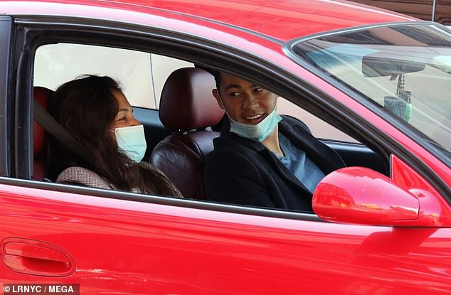 Katie Holmes trẻ trung như gái đôi mươi, sánh đôi bồ trẻ kém 9 tuổi trên phố ảnh 3