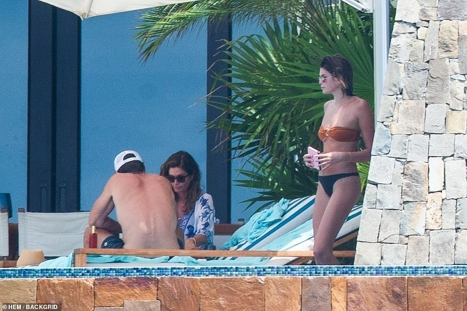 Con gái huyền thoại Cindy Crawford dáng đẹp như tạc tượng với áo tắm bé xíu ảnh 8