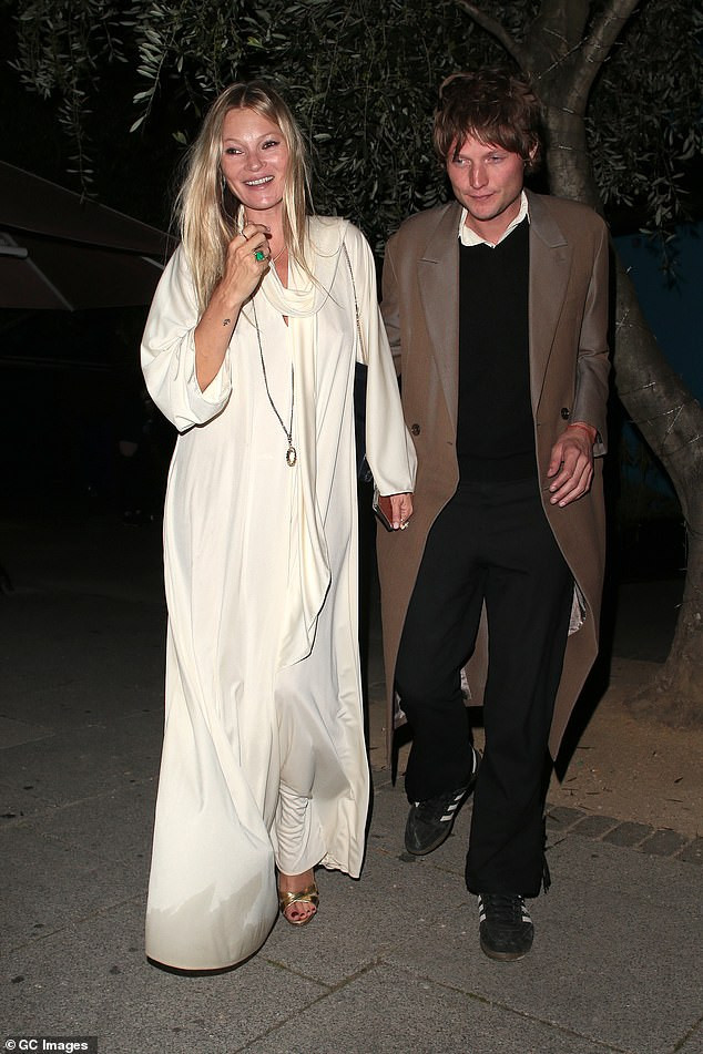 Con gái 18 tuổi của huyền thoại mẫu Kate Moss mặc lộ nội y hớ hênh phản cảm ảnh 2