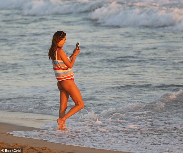 Cựu 'thiên thần nội y' Alessandra Ambrosio mặc áo tắm đẹp như mộng ở biển ảnh 2