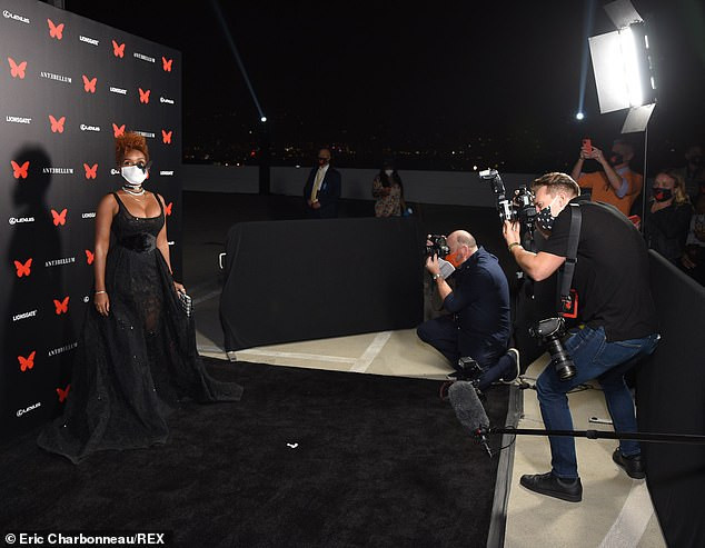 Người đẹp đa tài Janelle Monae mặc tôn ngực gợi cảm dự ra mắt phim ảnh 2