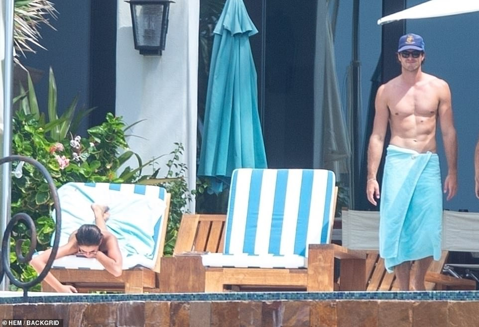 Con gái huyền thoại Cindy Crawford dáng đẹp như tạc tượng với áo tắm bé xíu ảnh 4