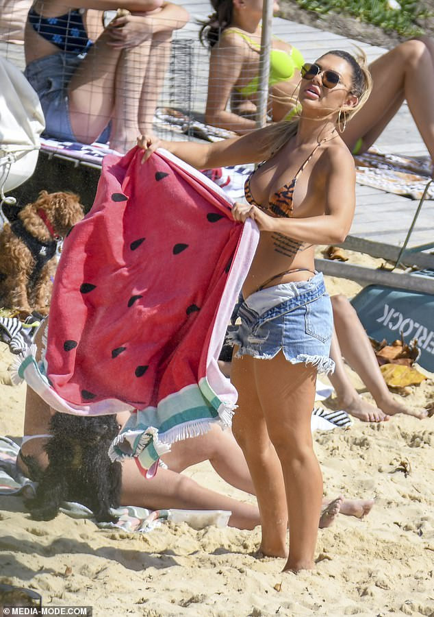 Sao truyền hình Úc Kiki Morris siêu nóng bỏng với áo tắm tam giác ảnh 5