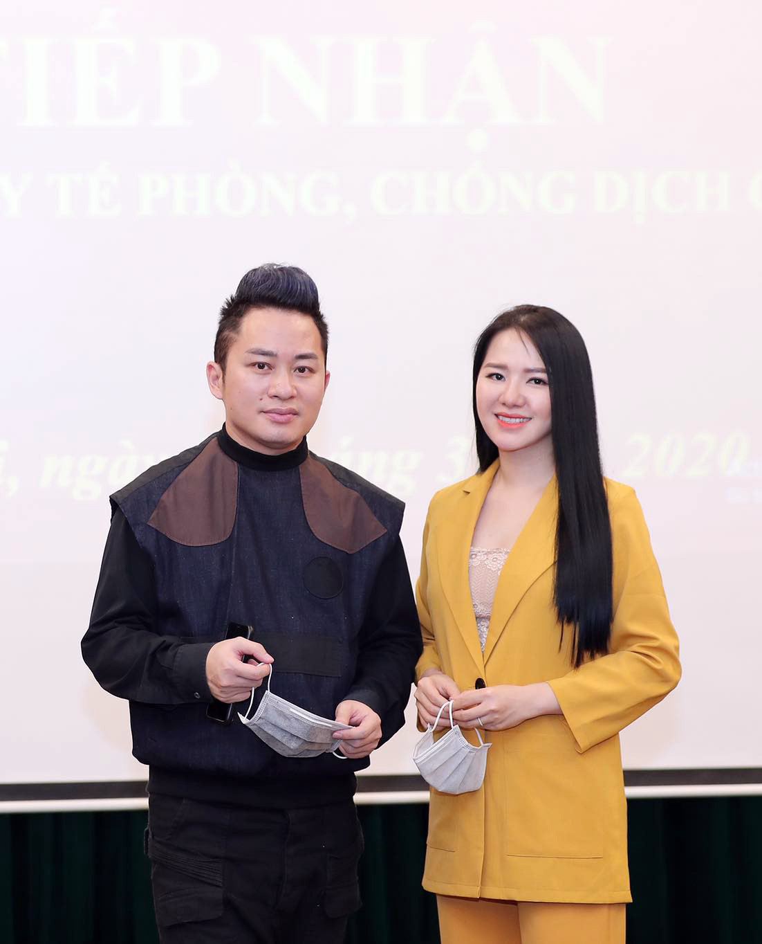 Tùng Dương-Phạm Thùy Dung trao quà hỗ trợ bộ đội biên phòng chống dịch Covid-19 ảnh 2