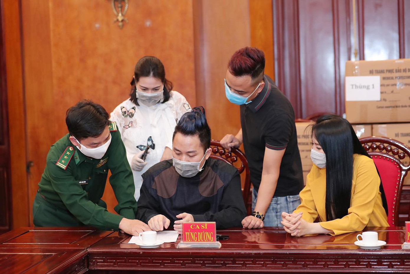 Tùng Dương-Phạm Thùy Dung trao quà hỗ trợ bộ đội biên phòng chống dịch Covid-19 ảnh 3