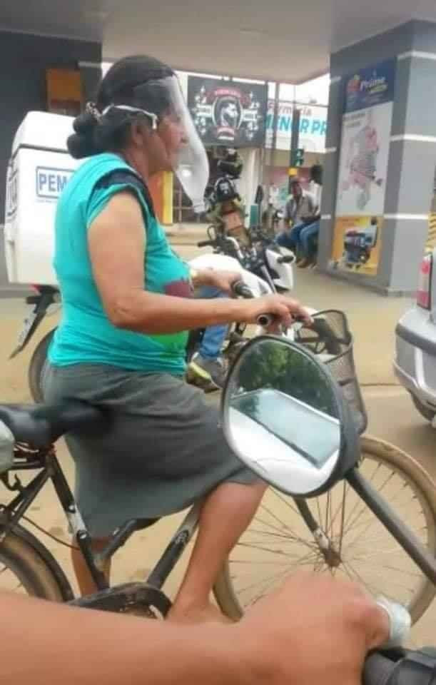 Ngã ngửa với bộ sưu tập khẩu trang tự chế "đố ai mà nghĩ ra được" ảnh 7