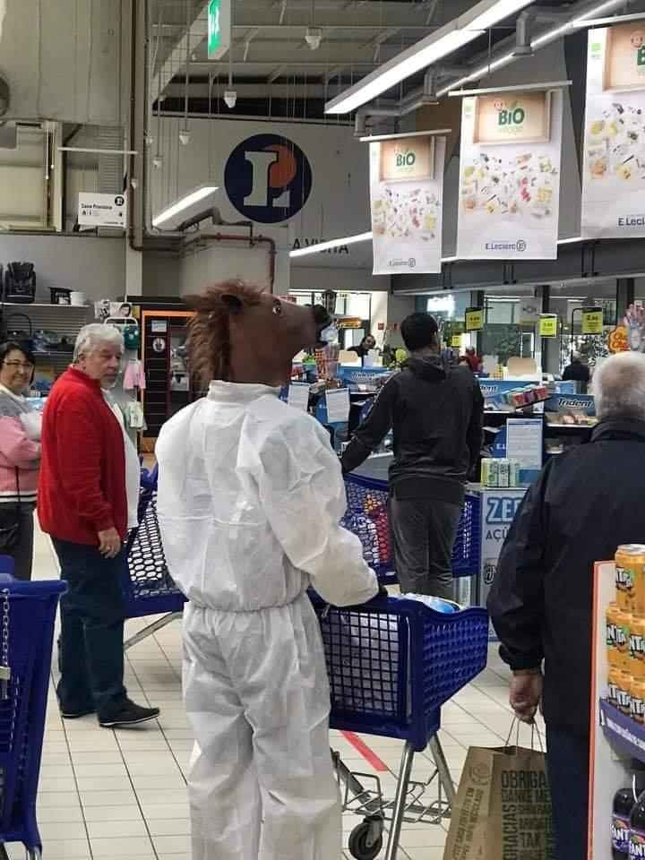 Ngã ngửa với bộ sưu tập khẩu trang tự chế "đố ai mà nghĩ ra được" ảnh 3