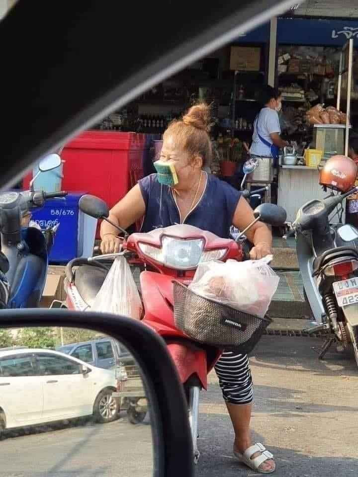 Ngã ngửa với bộ sưu tập khẩu trang tự chế "đố ai mà nghĩ ra được" ảnh 4