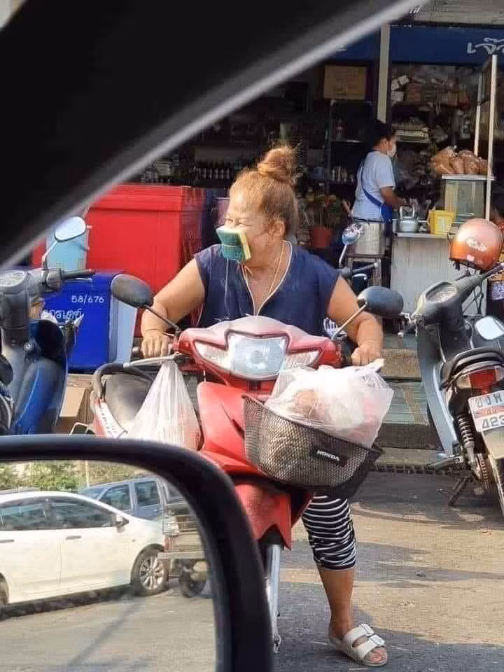 Ngã ngửa với bộ sưu tập khẩu trang tự chế "đố ai mà nghĩ ra được" ảnh 4
