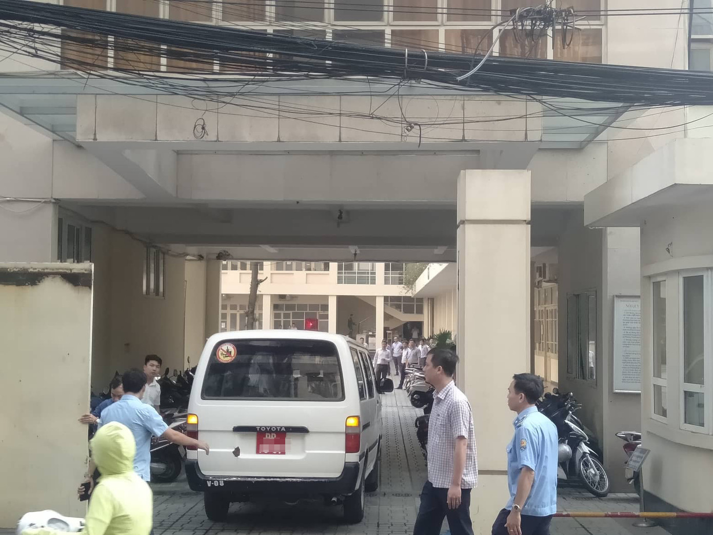 Không cầm được nước mắt xem phim về Thứ trưởng giáo dục Lê Hải An ảnh 22