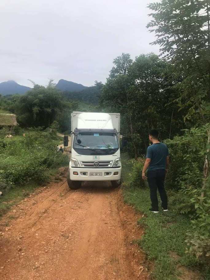 Khó hiểu đường đi của xe ô tô đổ dầu xuống nguồn nước sông Đà ảnh 1