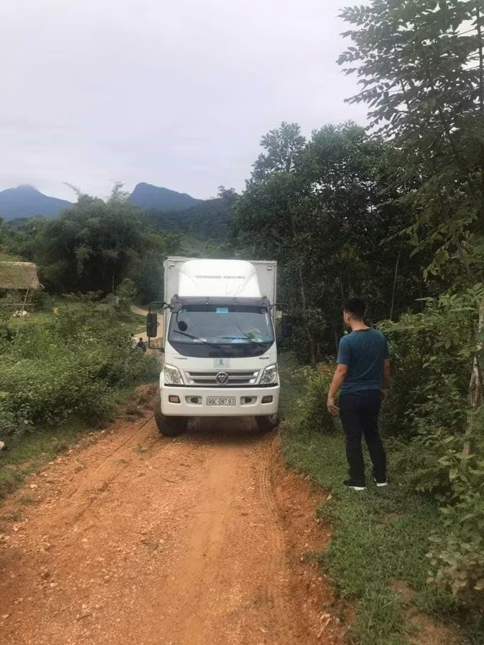 Khó hiểu đường đi của xe ô tô đổ dầu xuống nguồn nước sông Đà ảnh 1