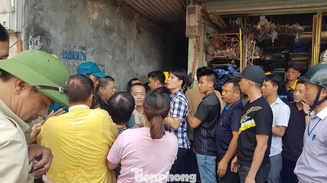 Cả trăm người ‘giải cứu’ khu dân cư ngập nước thải ảnh 3