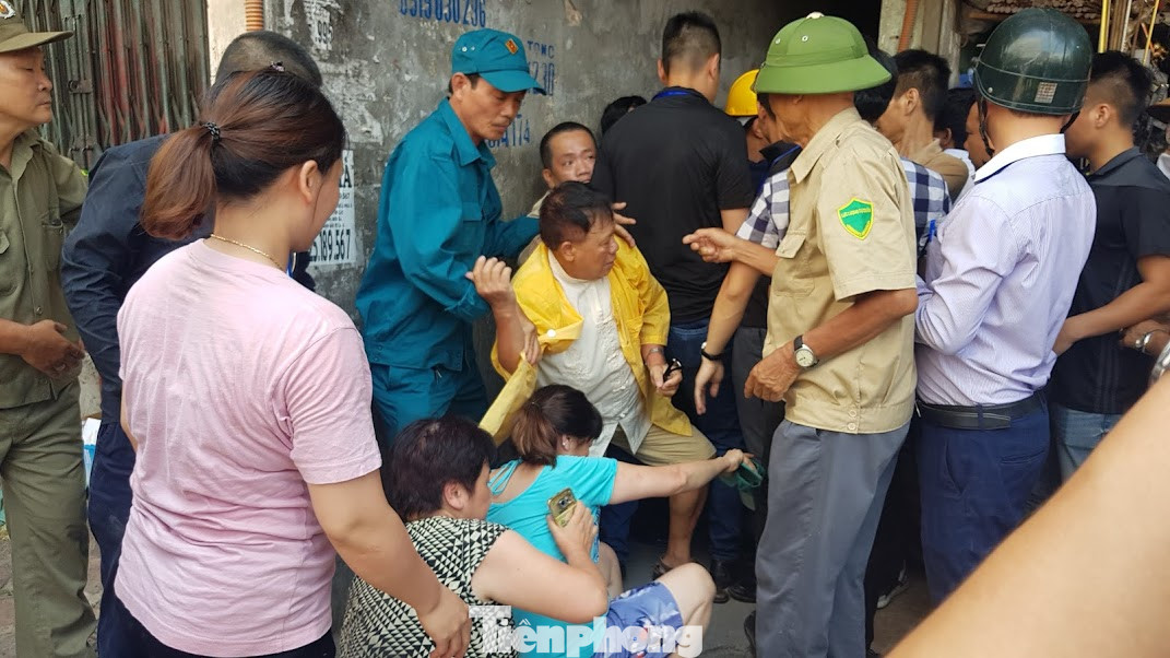 Cả trăm người ‘giải cứu’ khu dân cư ngập nước thải ảnh 2