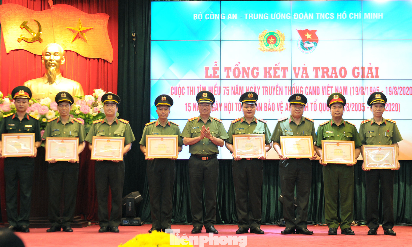 Ấn tượng bài thi viết về lực lượng công an khắc gỗ, chữ đẹp như in ảnh 9