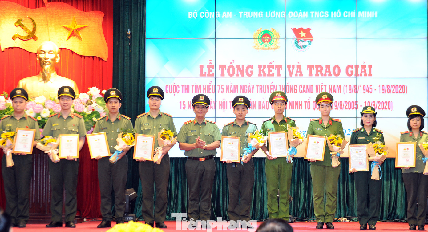 Ấn tượng bài thi viết về lực lượng công an khắc gỗ, chữ đẹp như in ảnh 12