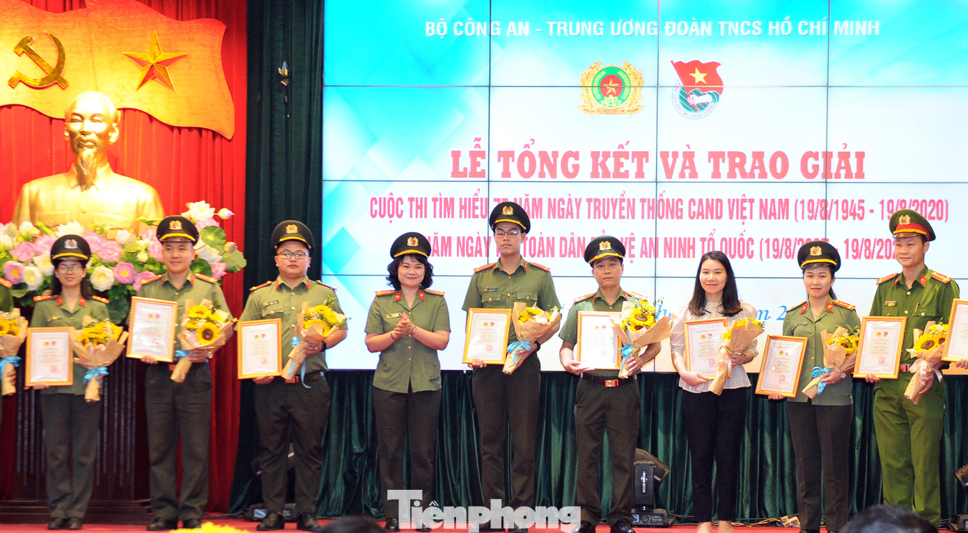 Ấn tượng bài thi viết về lực lượng công an khắc gỗ, chữ đẹp như in ảnh 13