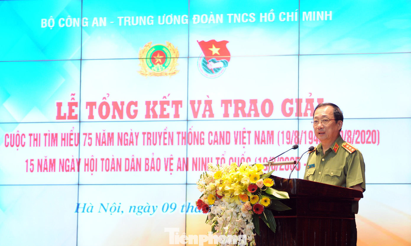 Ấn tượng bài thi viết về lực lượng công an khắc gỗ, chữ đẹp như in ảnh 7