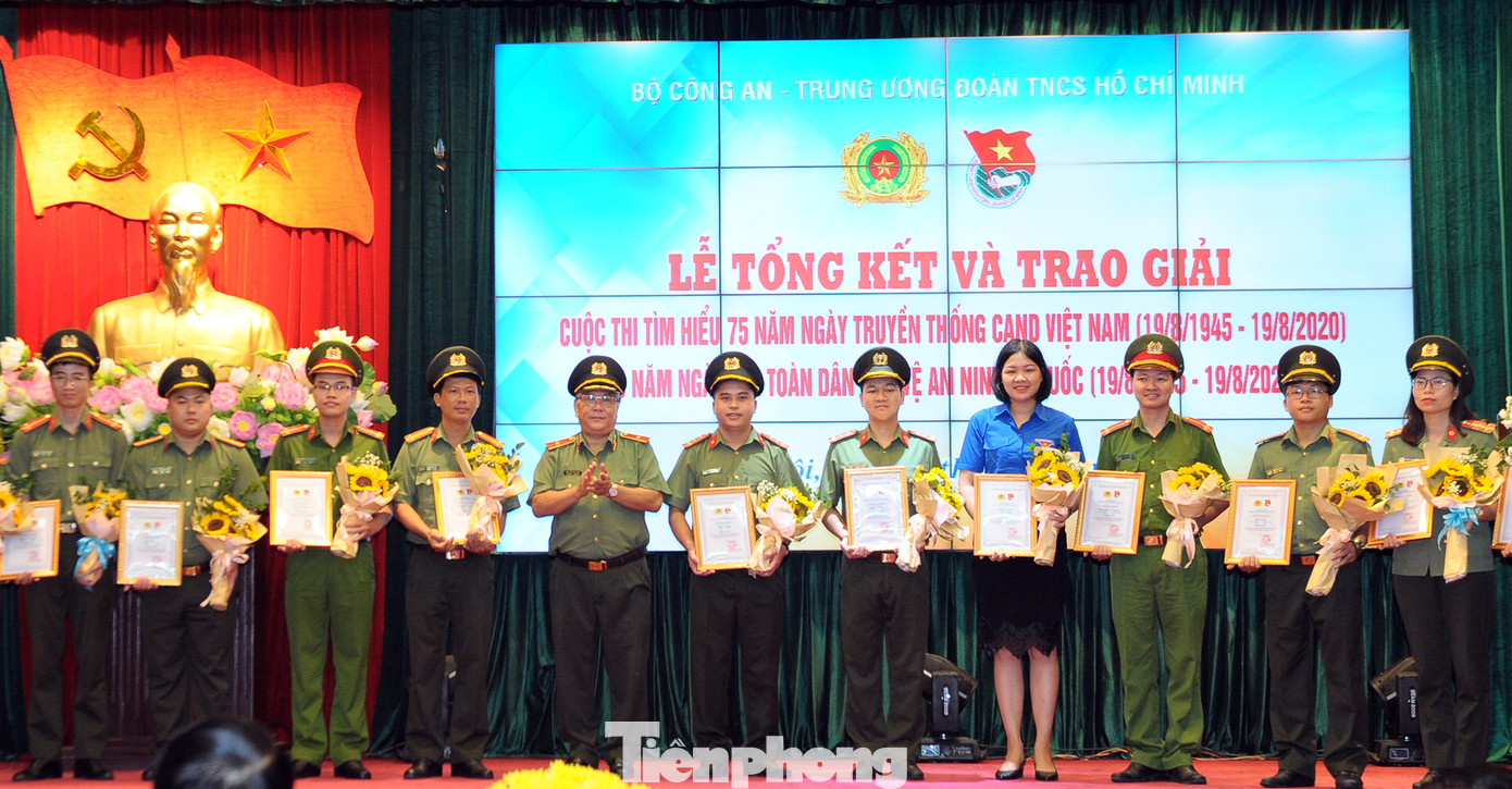 Ấn tượng bài thi viết về lực lượng công an khắc gỗ, chữ đẹp như in ảnh 11