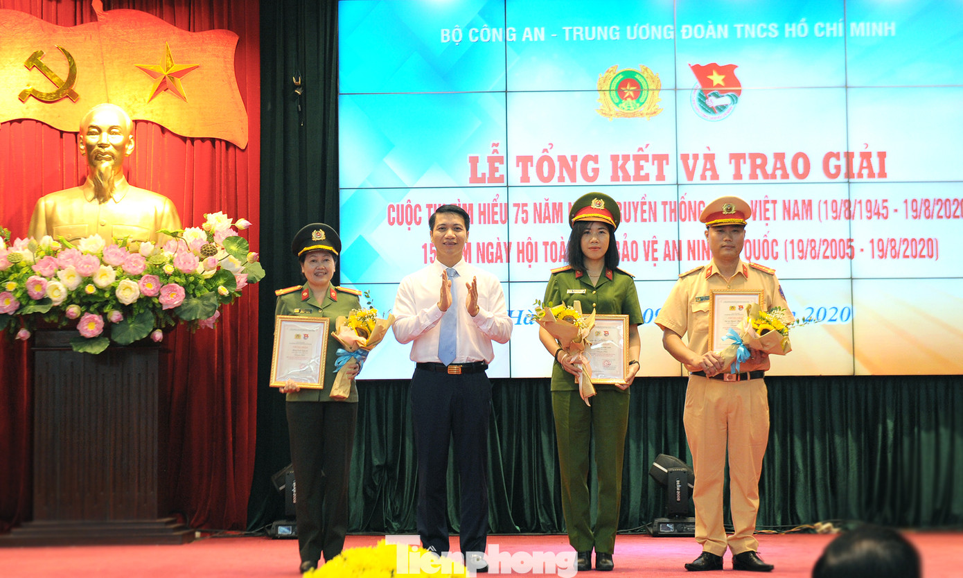 Ấn tượng bài thi viết về lực lượng công an khắc gỗ, chữ đẹp như in ảnh 8