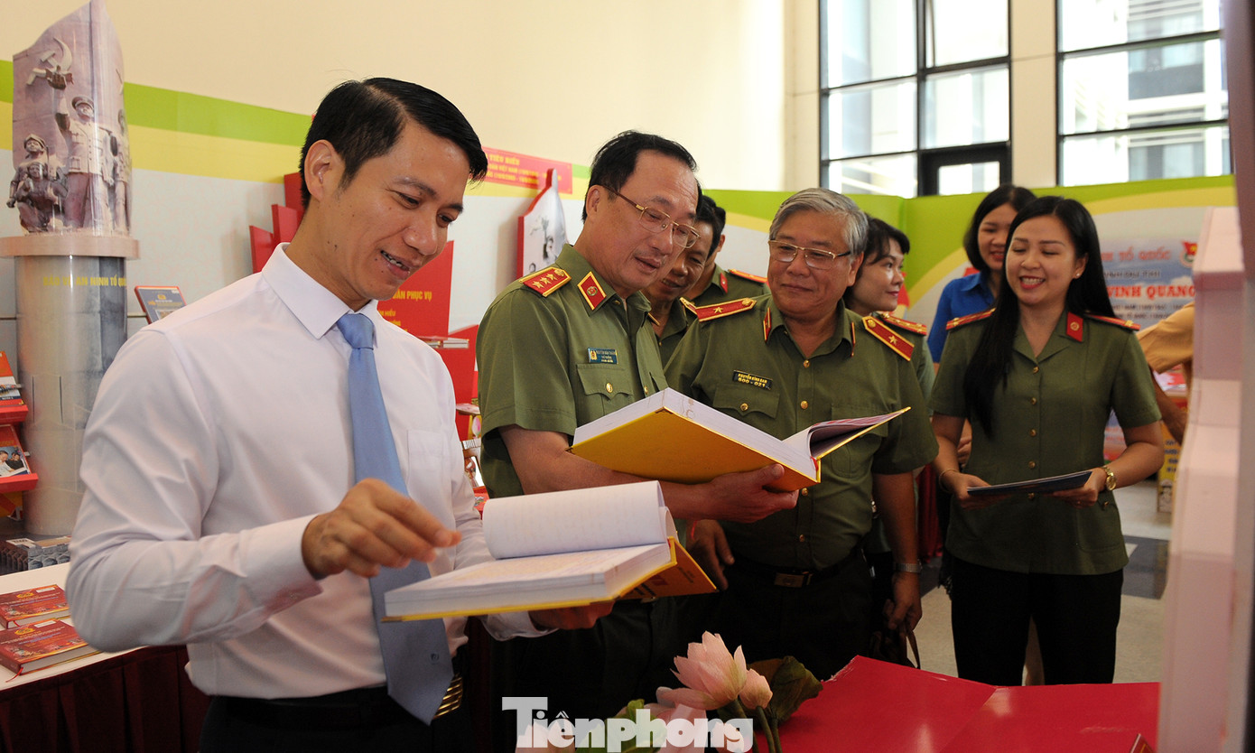 Ấn tượng bài thi viết về lực lượng công an khắc gỗ, chữ đẹp như in ảnh 2