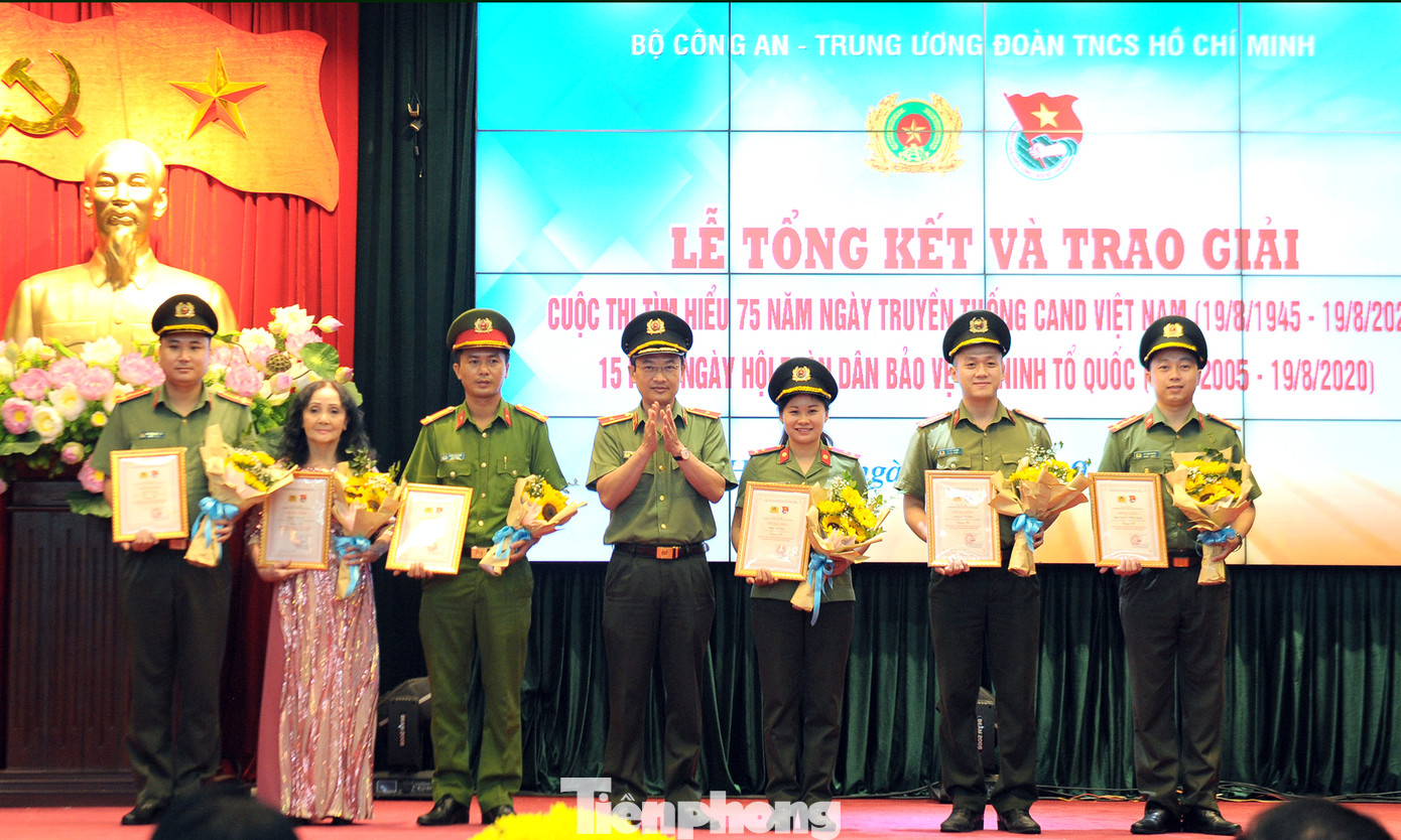 Ấn tượng bài thi viết về lực lượng công an khắc gỗ, chữ đẹp như in ảnh 10